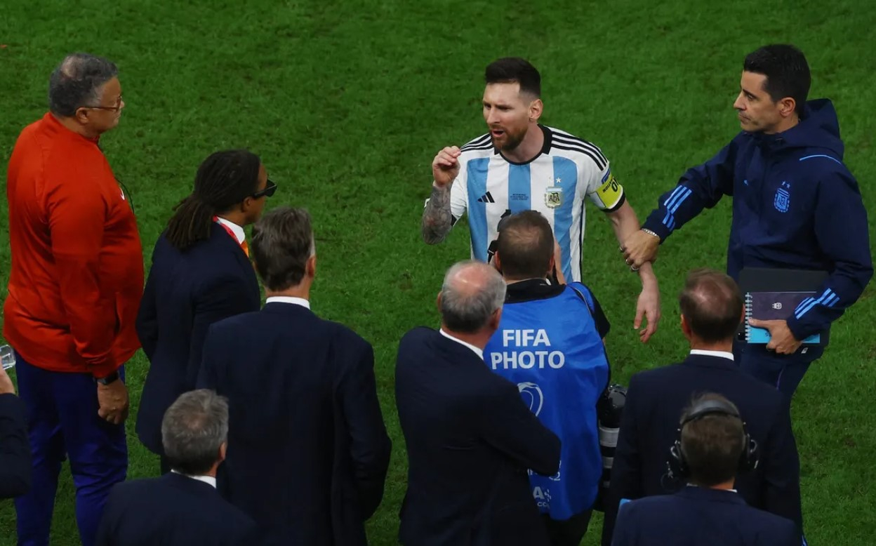 Messi chửi thẳng mặt cầu thủ Hà Lan: "Biến đi, nhìn cái gì ...