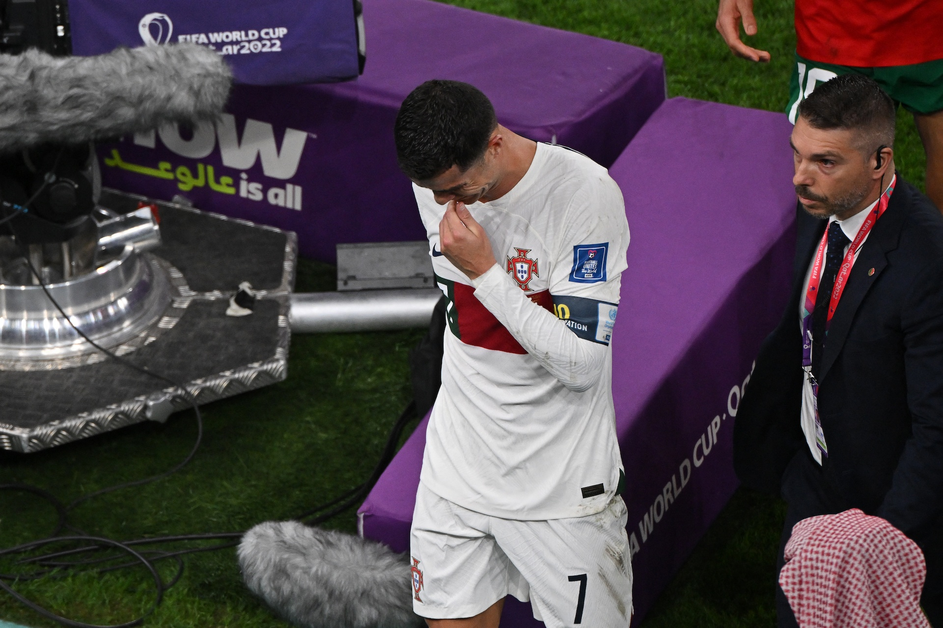 Ronaldo rơi nước mắt như mưa khi bị loại khỏi World Cup - MOLI Star