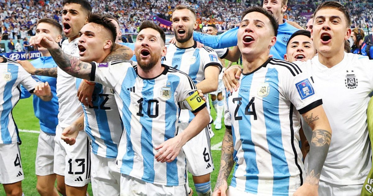 Argentina của Messi với chiếc cúp vô địch World Cup 2022 trên tay sẽ khiến bạn phấn khích và cảm thấy đầy hy vọng. Sự thành công của đội tuyển này sẽ khiến bạn cảm thấy rộn ràng và ngập tràn niềm vui.