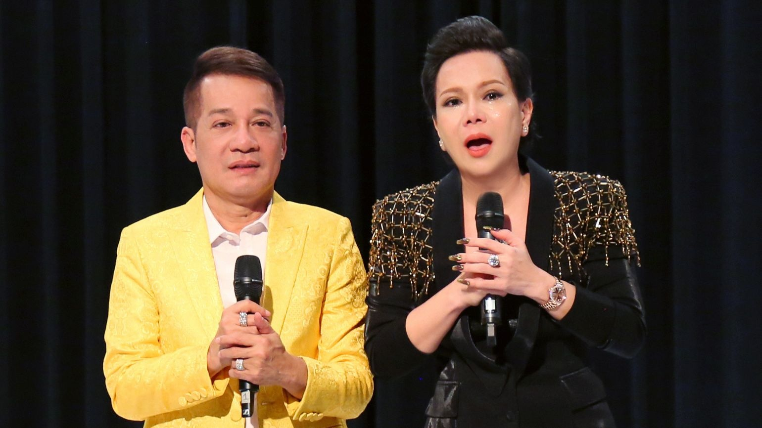 Việt Hương bật khóc tiết lộ lý do hỗ trợ nghệ sĩ Minh Nhí mở sân khấu