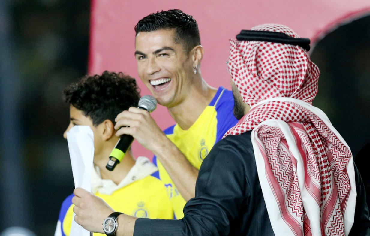 Ronaldo nhầm tai hại, gọi Saudi Arabia là… Nam Phi ở ra mắt Al-Nassr