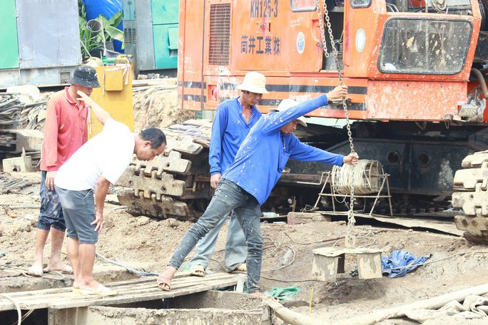 Tìm kiếm bé Hạo Nam: Cần 24 giờ làm sạch đất xung quanh cọc bê tông để kéo cọc ra khỏi lồng đất