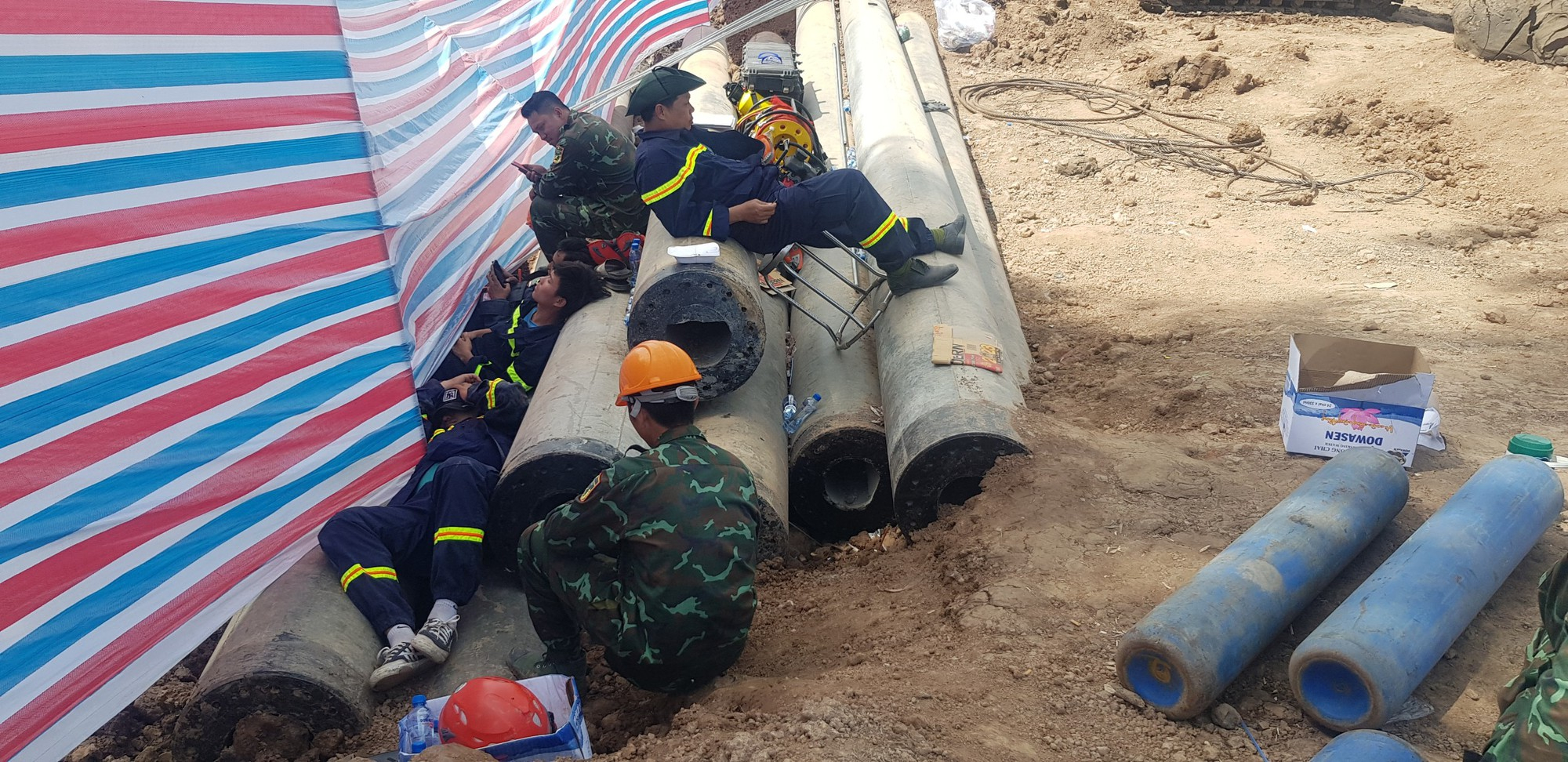 Tìm bé trai 10 tuổi rơi xuống trụ bê tông suốt 21 ngày: Cảm ơn đội cứu hộ - những người hùng thầm lặng!