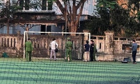 Xà ngang khung thành sân bóng đá rơi trúng người khiến nam sinh tử vong Xà ngang khung thành sân bóng đá rơi trúng người khiến nam sinh tử vong