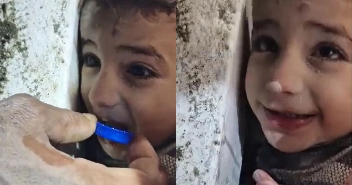 Khoảnh khắc cậu bé nhấp từng ngụm nước trong đống đổ nát tại Syria khiến dân tình rơi nước mắt