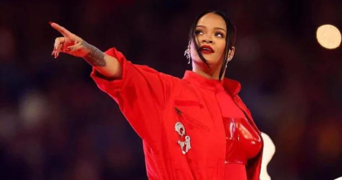 Tranh thủ như bà bầu Rihanna: Chỉ dặm phấn giữa giờ ở Super Bowl mà đem về 132 tỷ đồng