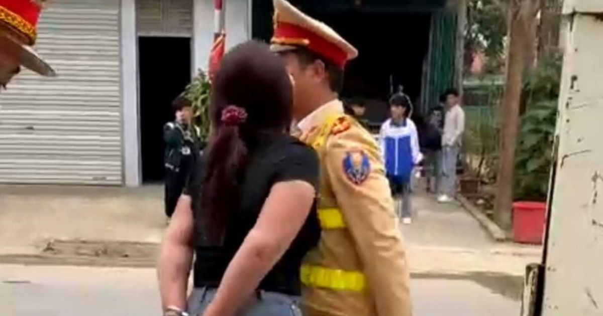 Xôn xao clip người phụ nữ bị còng tay lăng mạ, đụng chạm thân thể vào CSGT