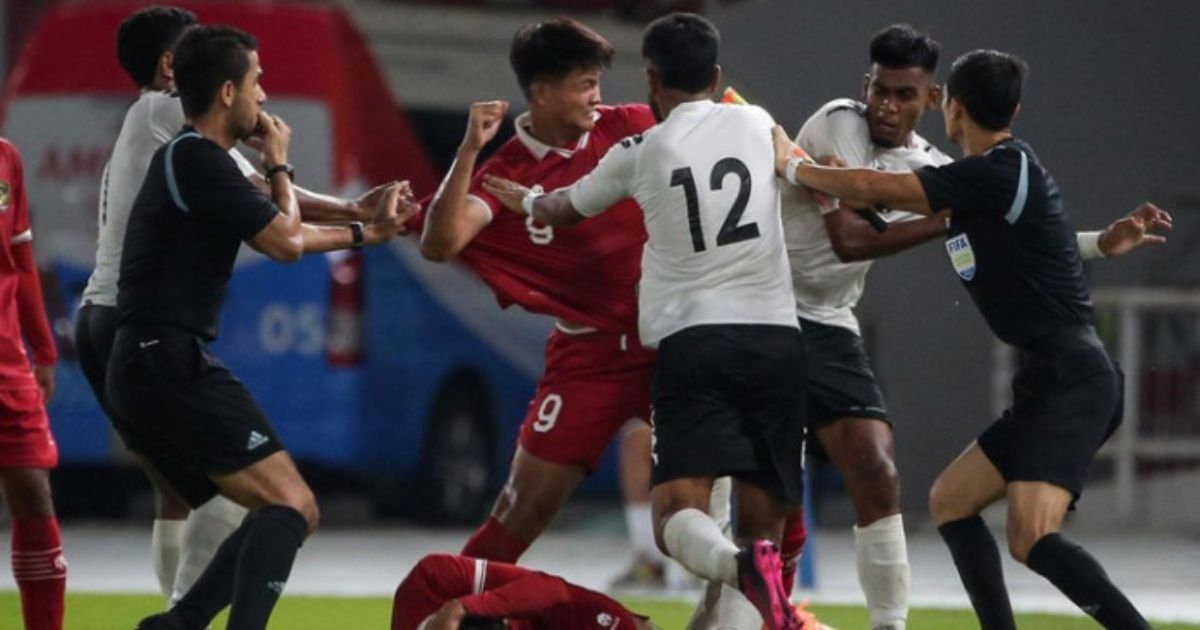 Cầu thủ Indonesia và Fiji choảng nhau như 'đấu MMA'