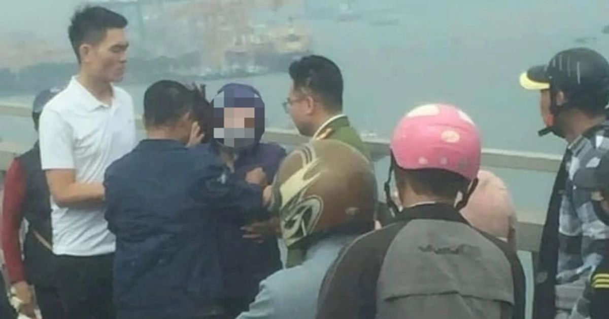 Cảnh sát giải cứu thành công người phụ nữ định nhảy cầu Bãi Cháy tự tử