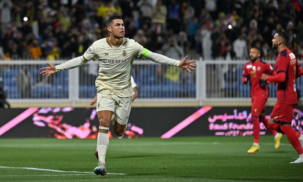 Đỉnh cao Ronaldo: Hat-trick trong 26 phút, chấp nửa mùa vẫn đua Vua phá lưới