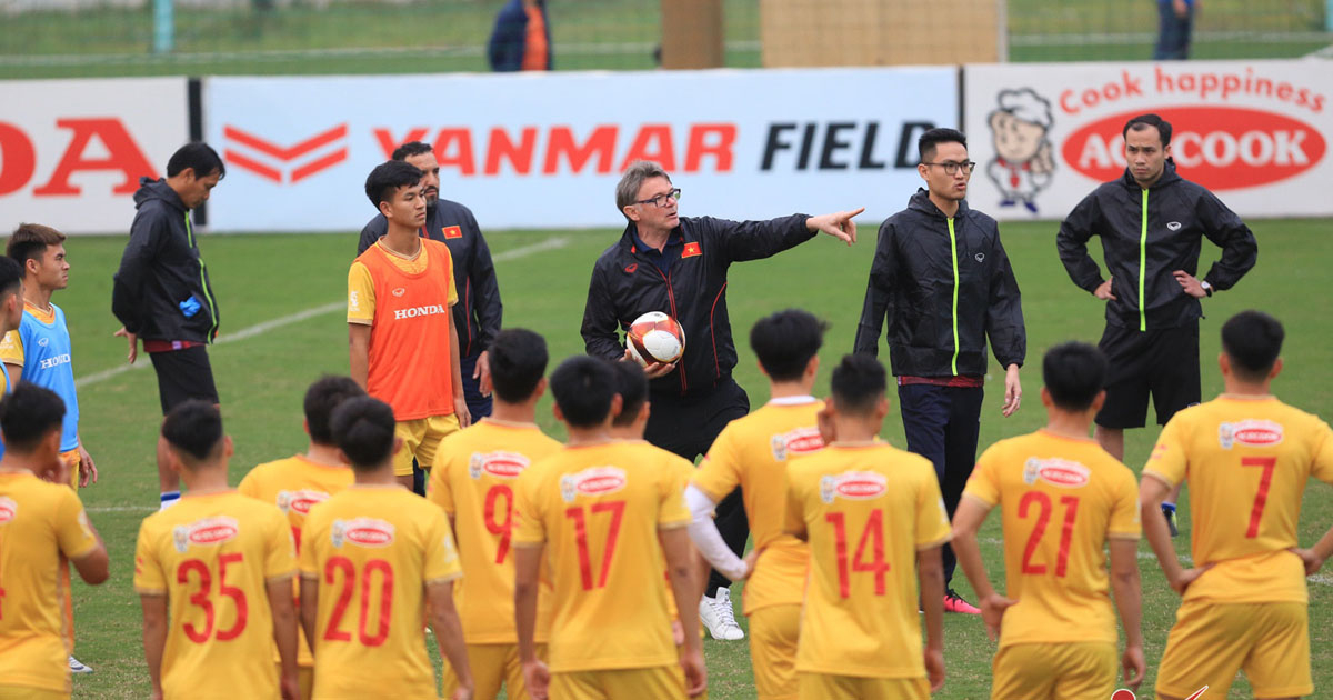 HLV Philippe Troussier loại 13 cầu thủ đầu tiên của U23 Việt Nam HLV Philippe Troussier loại 13 cầu thủ đầu tiên của U23 Việt Nam