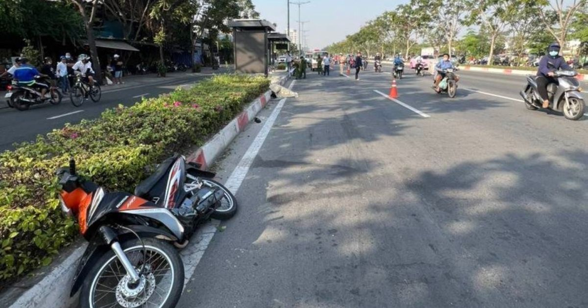 Cô gái trẻ tử vong cạnh xe máy trên đường Phạm Văn Đồng