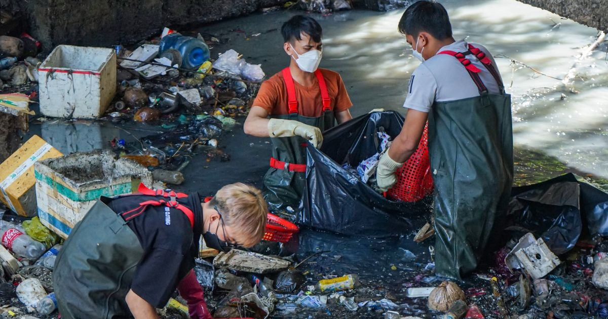 "Lạ đời" Sài Gòn: Trai xinh gái đẹp tự nguyện ngâm mình xuống kênh rạch hốt rác!