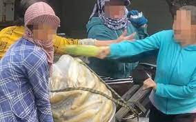Cụ bà bán bắp bị người phụ nữ bán đậu hũ đánh túi bụi ở Bà Rịa - Vũng Tàu Cụ bà bán bắp bị người phụ nữ bán đậu hũ đánh túi bụi ở Bà Rịa - Vũng Tàu