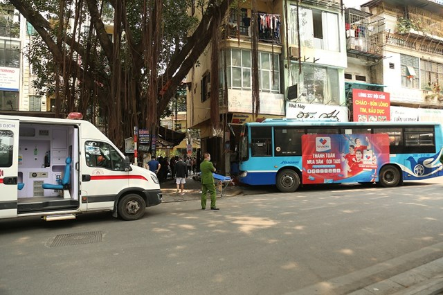Xe buýt Liên Ninh đâm vào quán ăn trên phố Đội Cấn, 3 người bị thương
