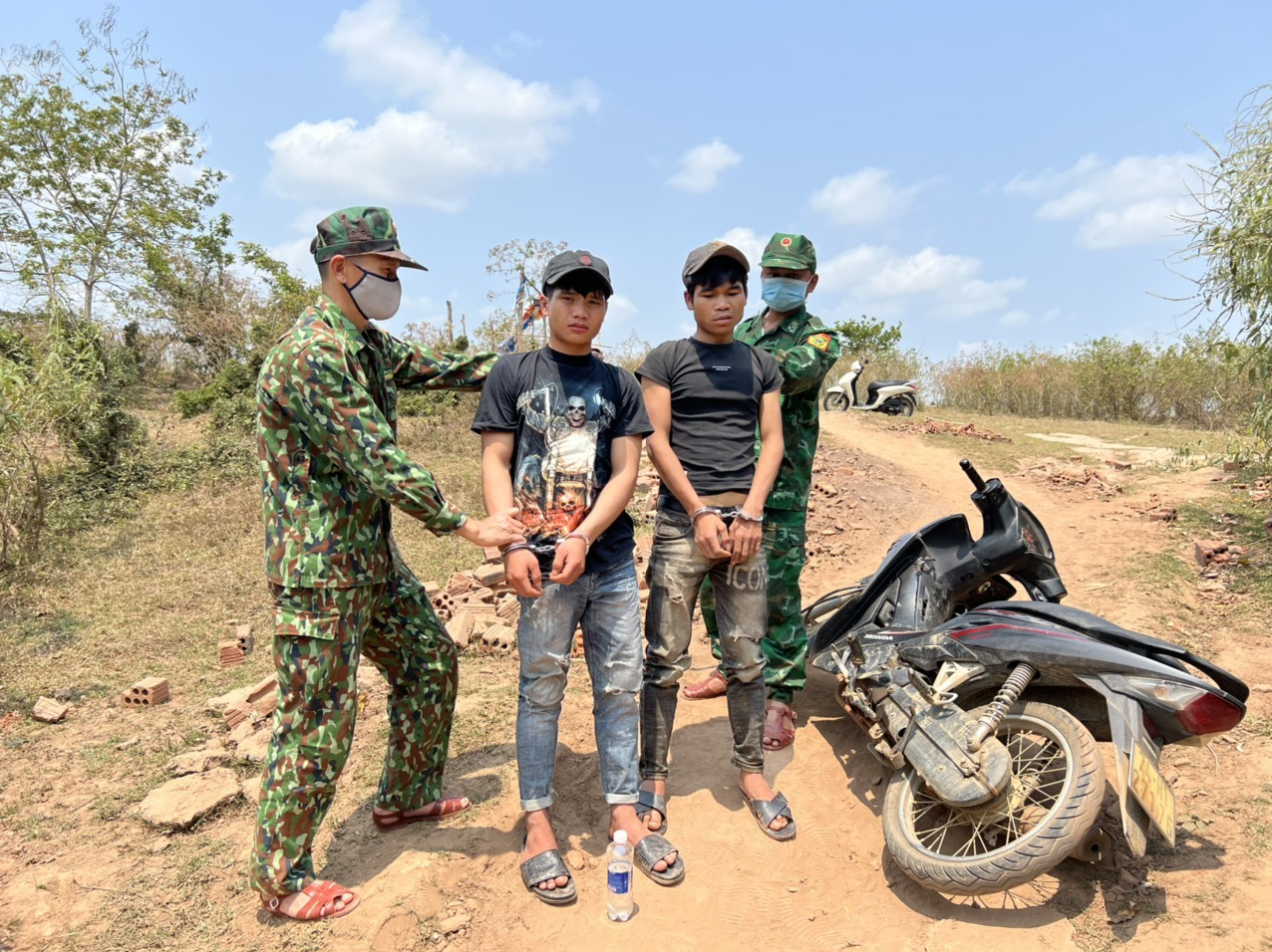 Góp tiền sang Lào mua 200 viên ma túy, trở về thì bị bắt