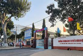 Tạm giữ thầy giáo nhắn tin “gạ tình” nữ sinh lớp 8 Tạm giữ thầy giáo nhắn tin “gạ tình” nữ sinh lớp 8