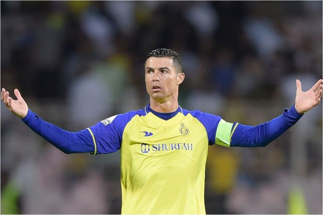 Độc lạ Ronaldo: "Nã đại bác" 30m ghi siêu phẩm, nhường đồng đội đá phạt đền