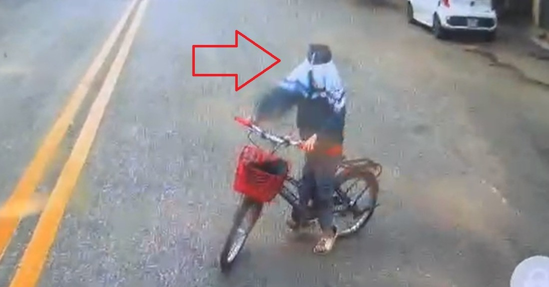 Video: Rùng mình cảnh cậu bé bịt mắt, đạp xe lao ra giữa đường khi ô tô đang lao tới