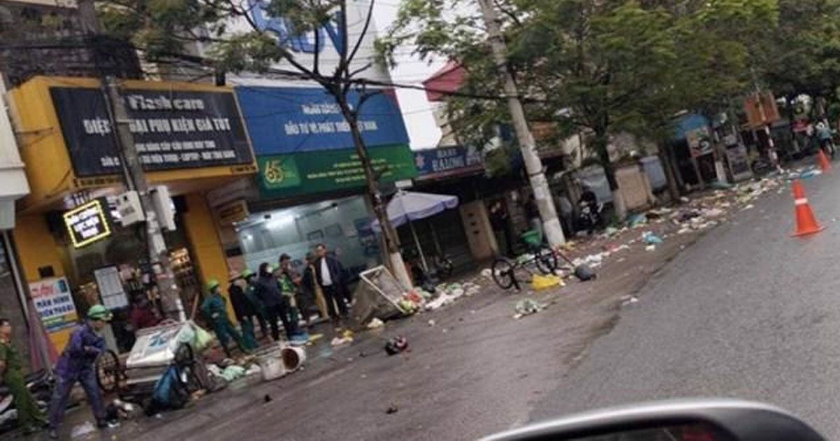 Nữ công nhân đang thu gom rác bị ô tô tông tử vong