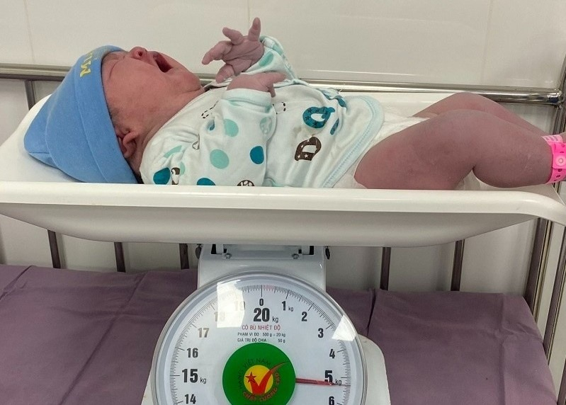 Quá ngày dự sinh, bé gái Quảng Ninh chào đời nặng 5.3kg, tương đương trẻ 2 tháng tuổi