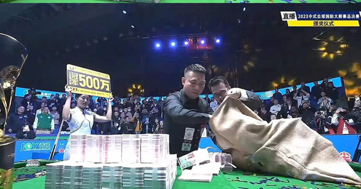 Ngã ngửa cơ thủ bi-a được thưởng 17 tỷ đồng tiền mặt, lấy bao tải đựng