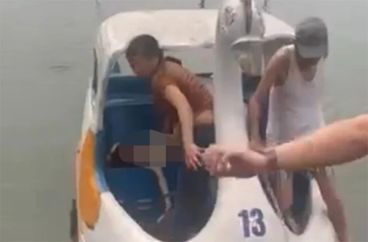 Hải Dương: Lật thuyền 'đạp vịt' trên hồ, bé gái 7 tuổi tử vong