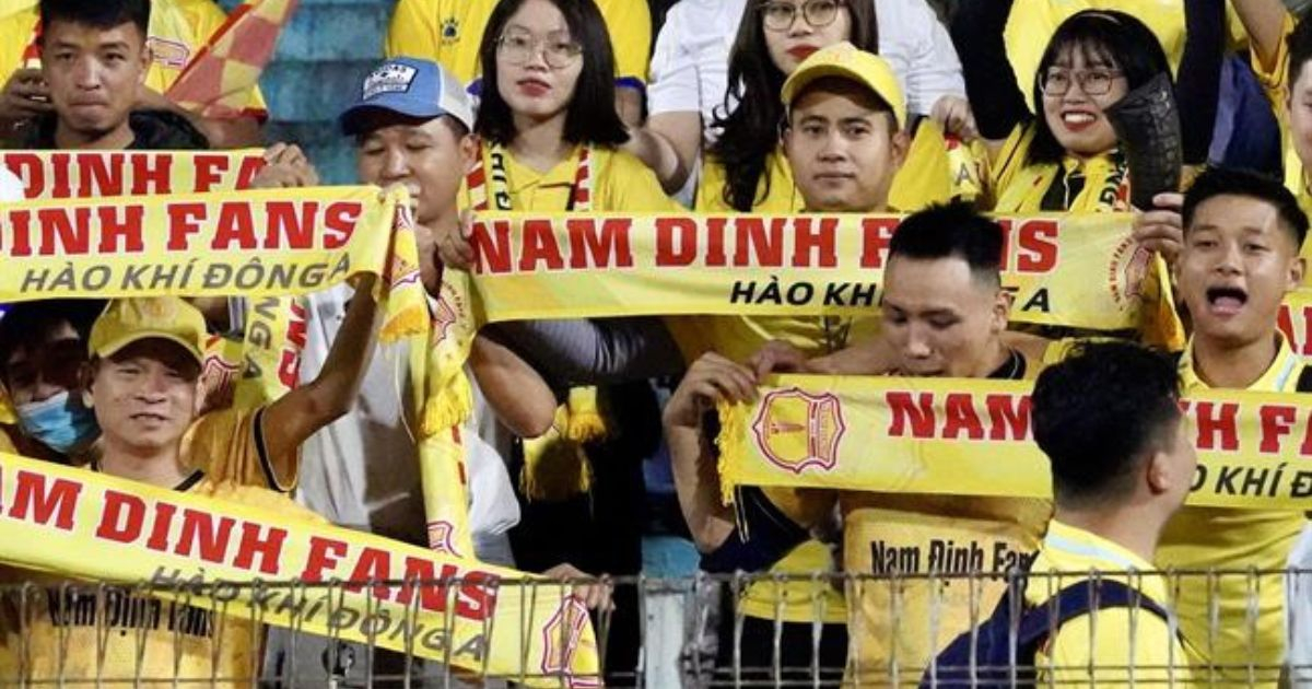 CĐV ngất xỉu phải đi cấp cứu ngay trước trận đấu giữa Công An Hà Nội với Nam Định