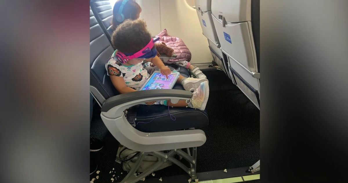 Nữ tiếp viên hàng không gây tranh cãi khi yêu cầu thai phụ dọn thức ăn vương vãi trên sàn máy bay