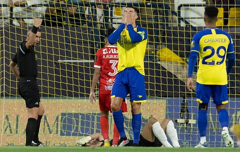 Ronaldo tịt ngòi, VAR "soi" 4 lần vẫn thất bại: Fan MU giễu cợt, kêu gọi treo giày Ronaldo tịt ngòi, VAR "soi" 4 lần vẫn thất bại: Fan MU giễu cợt, kêu gọi treo giày