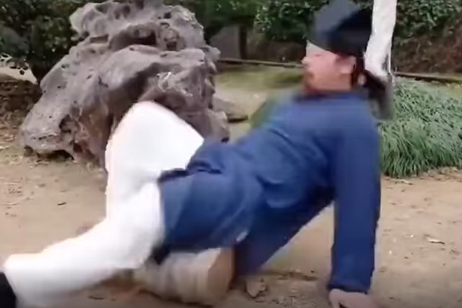 VIDEO: Chưởng môn Võ Đang làm khùng làm điên, khiến kungfu Trung Quốc bẽ mặt