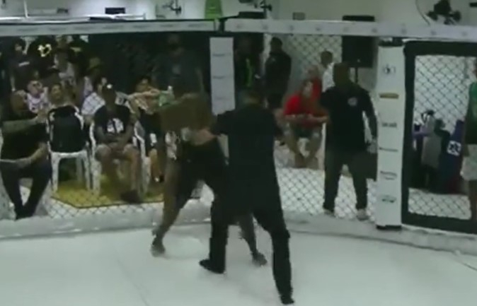 VIDEO: Ngỡ ngàng võ sĩ MMA bị đánh đến bất tỉnh dù vẫn đang đứng