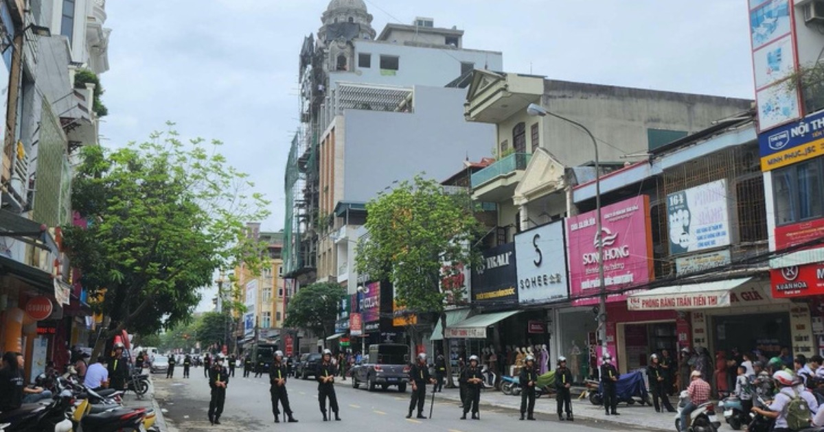 Cảnh sát xuất hiện trước nhà Tuấn ‘thần đèn’ ở TP Thanh Hóa