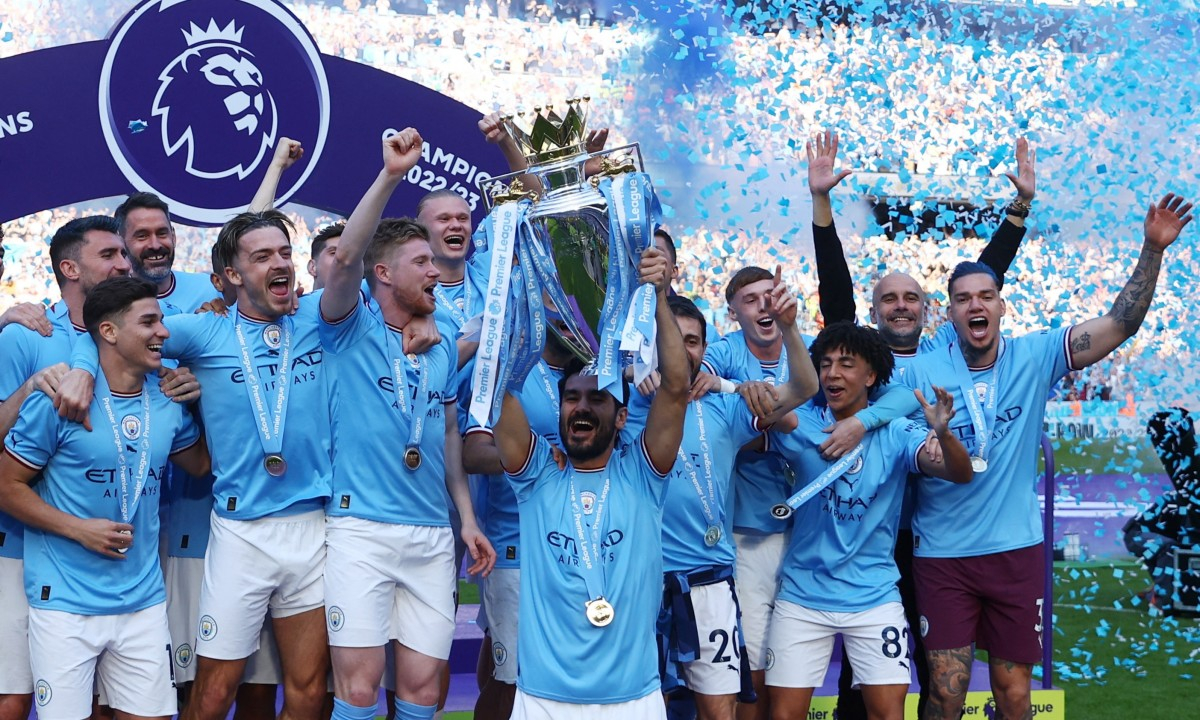 Man City chính thức nâng cúp vô địch Ngoại hạng Anh