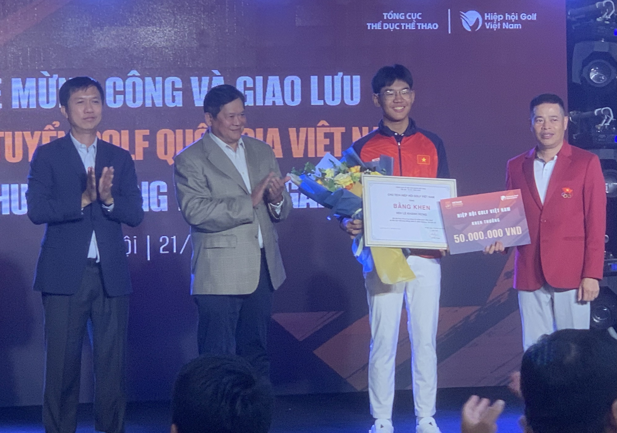 Đang tuổi ăn tuổi chơi, học sinh lớp 10 của Việt Nam đoạt HCV SEA Games cùng học bổng 100.000 USD