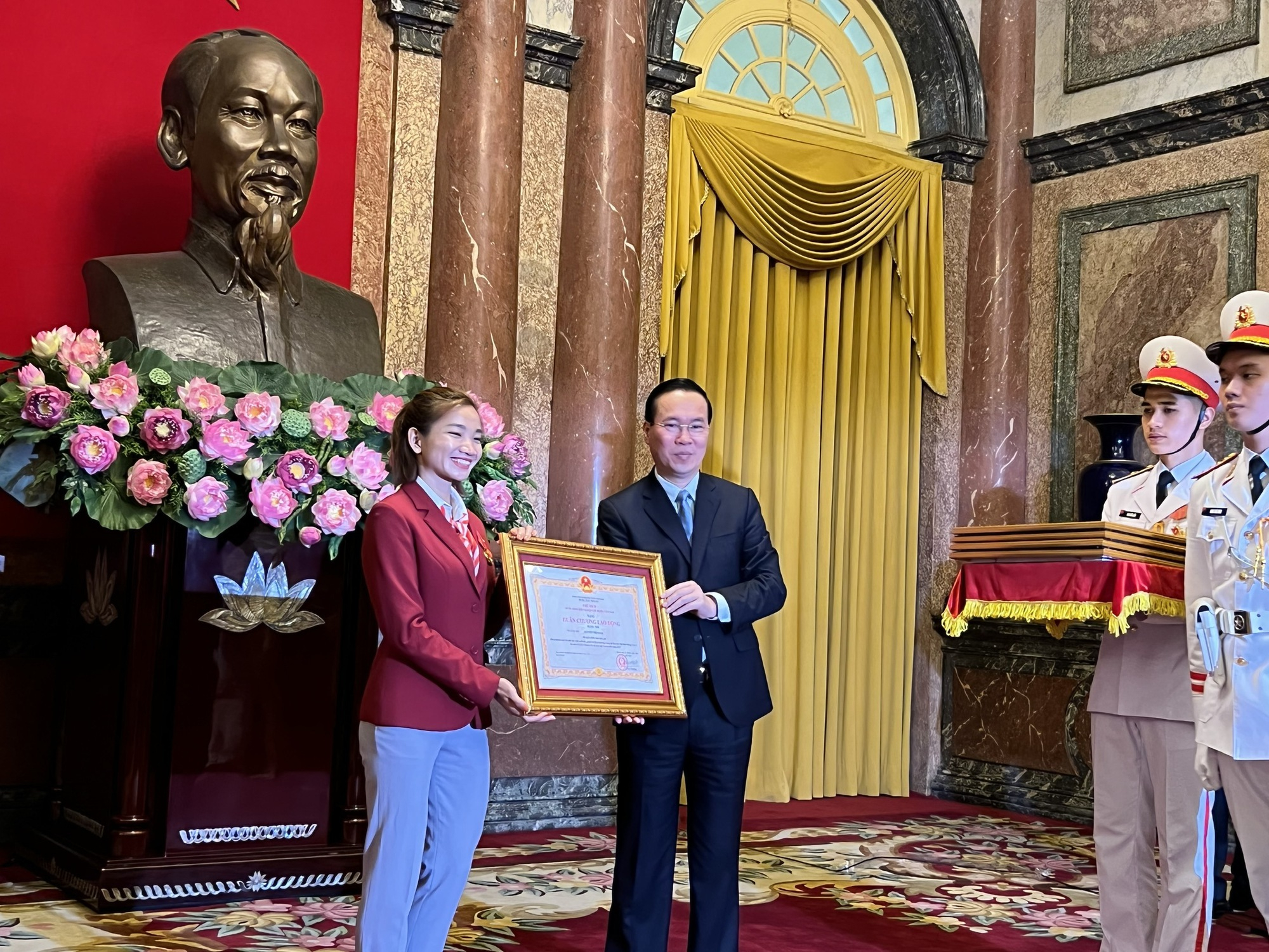 Chủ tịch nước Võ Văn Thưởng xúc động và tự hào về câu chuyện của Nguyễn Thị Oanh tại SEA Games 32