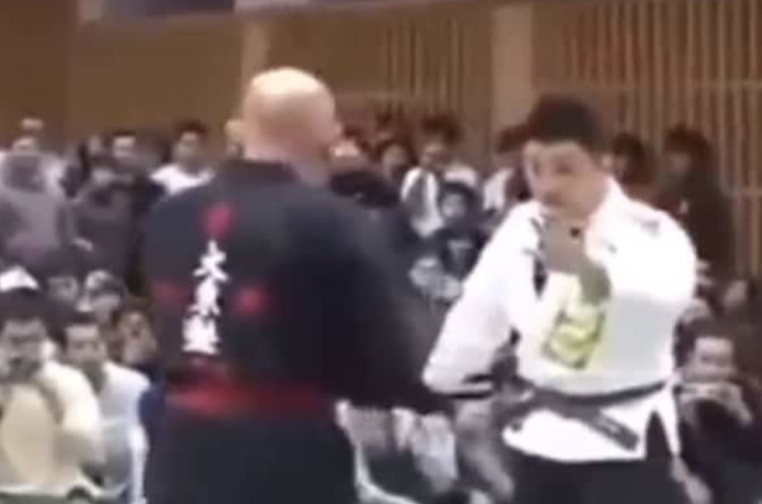 VIDEO: Đại sư Nhật Bản dùng võ truyền điện thách đấu tay đấm MMA và cái kết 'ối làng nước ơi'