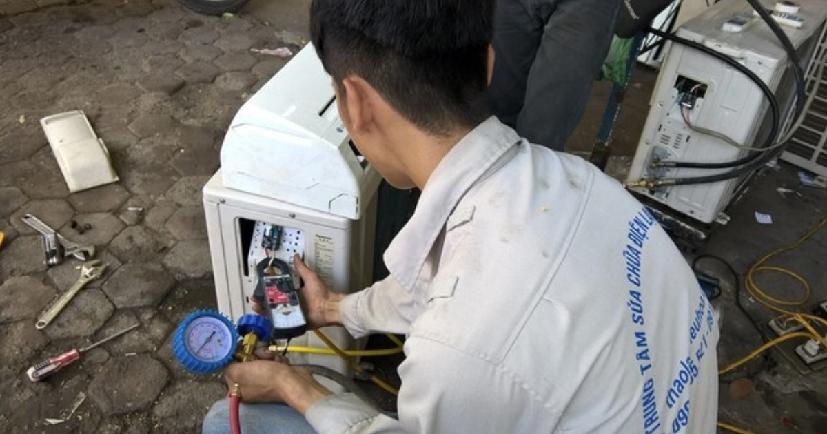 Lật tẩy chiêu 'móc túi' 1 ăn 10 của thợ sửa điều hòa ở Hà Nội