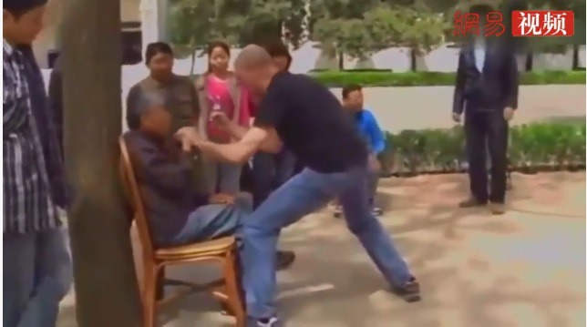 VIDEO: Đại sư Trung Quốc dạy kungfu truyền điện cho đệ tử người Mỹ, khiến thế giới ngỡ ngàng