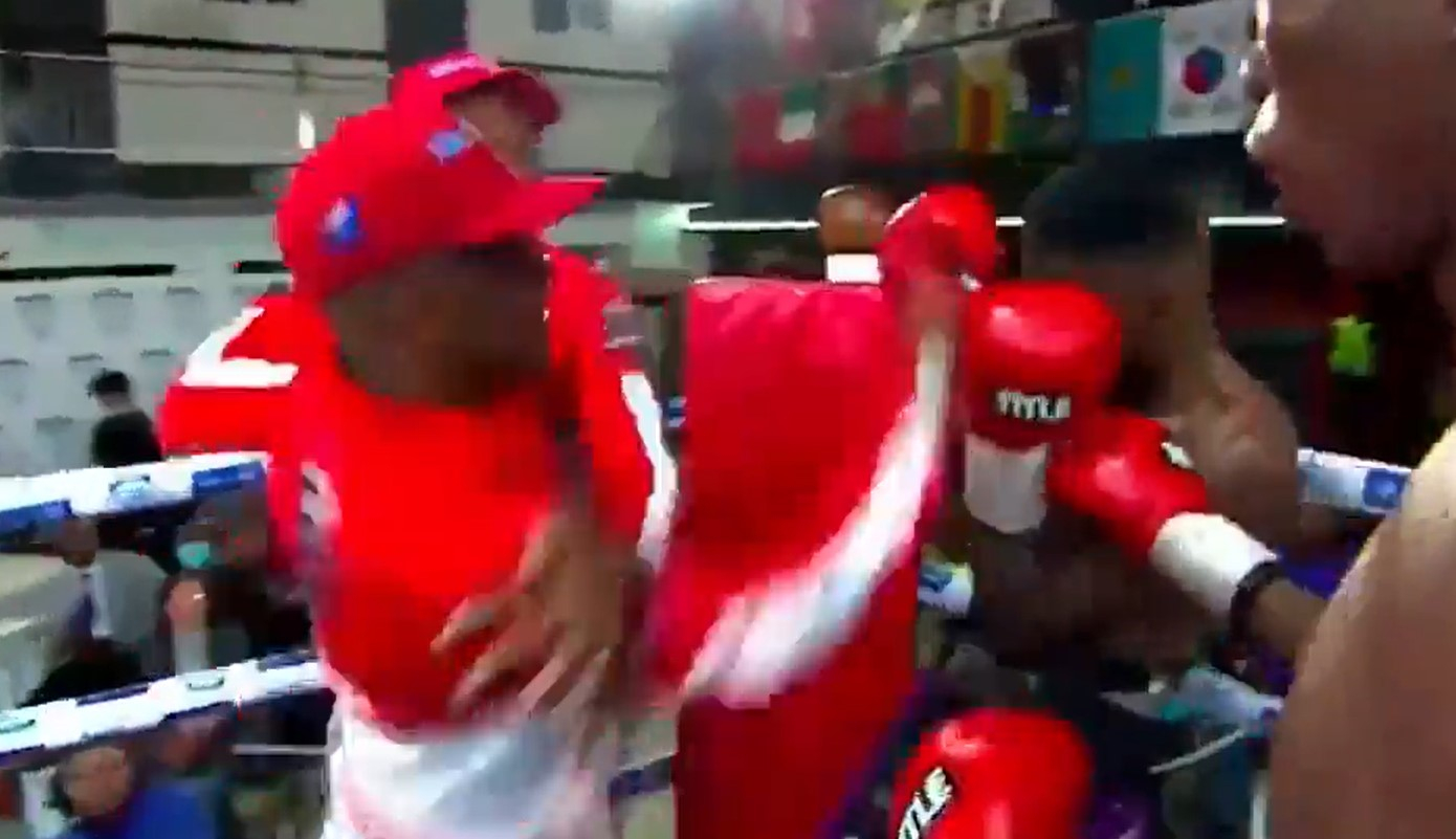 VIDEO: Ăn mừng quá lố, võ sĩ đen đủi bị HLV đối thủ đấm không trượt phát nào