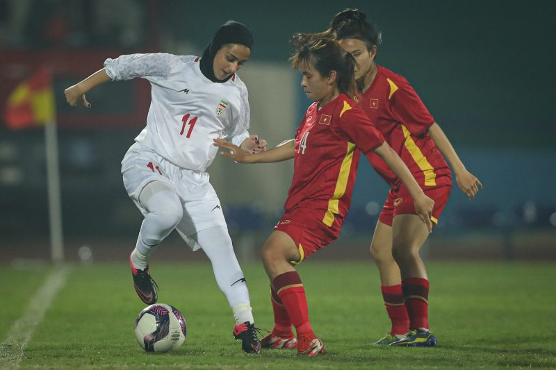 Các cô gái vàng bóng đá Việt Nam thắng nghẹt thở Iran trên sân nhà