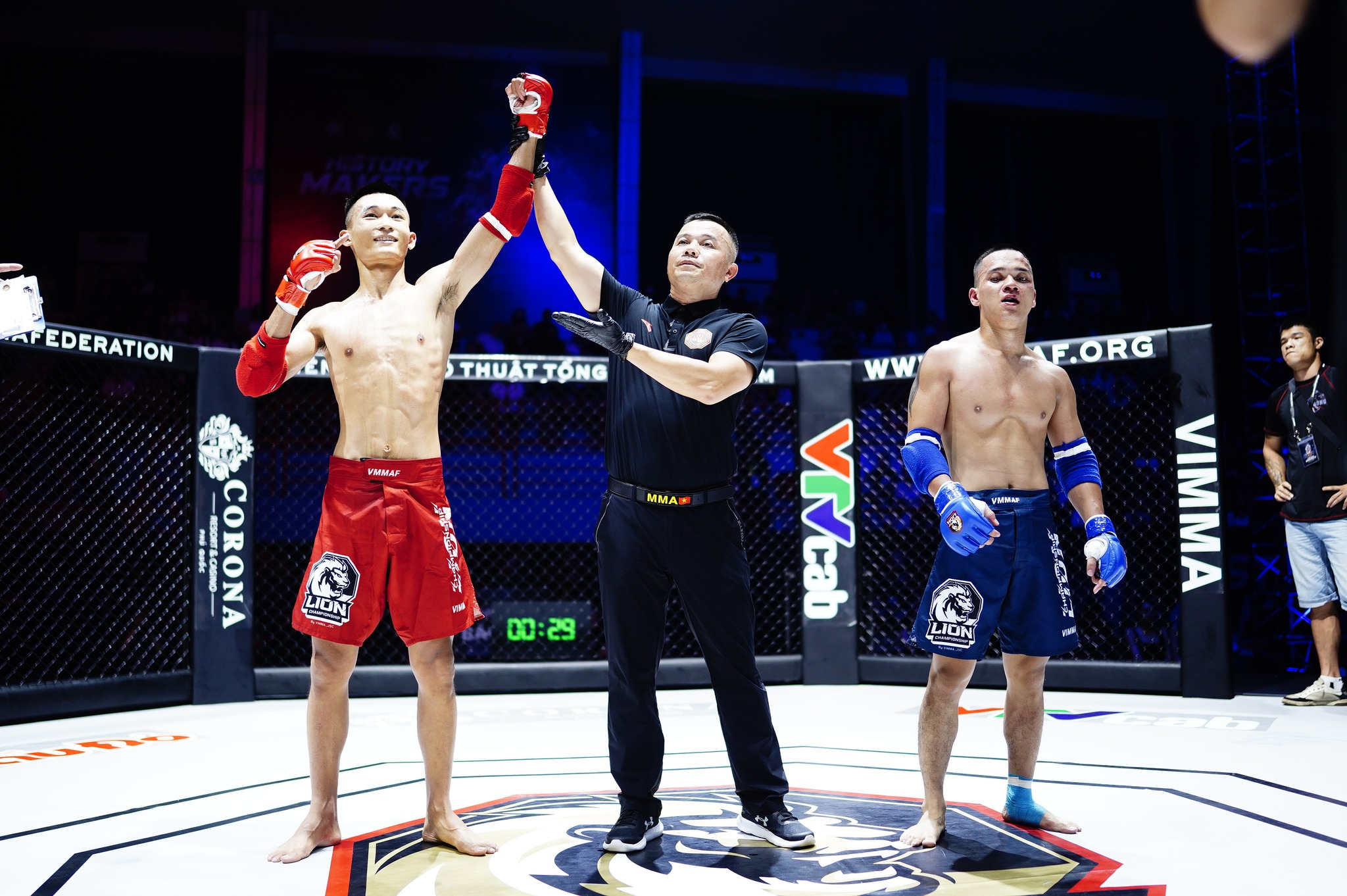 VIDEO: Trận chiến long trời nở đất của 2 võ sĩ MMA Việt Nam