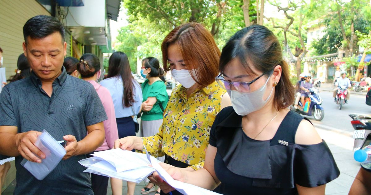 Vụ đề thi ở Hà Nội bị in mờ: Phụ huynh kéo nhau lên Sở GD-ĐT đòi điểm cho con