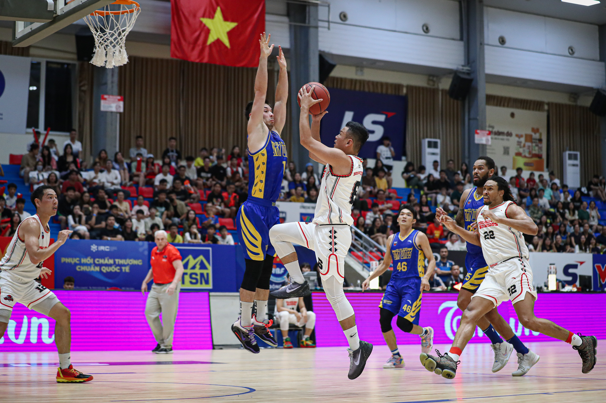 VBA 2023: Thang Long Warriors vất vả đánh bại Ho Chi Minh City Wings