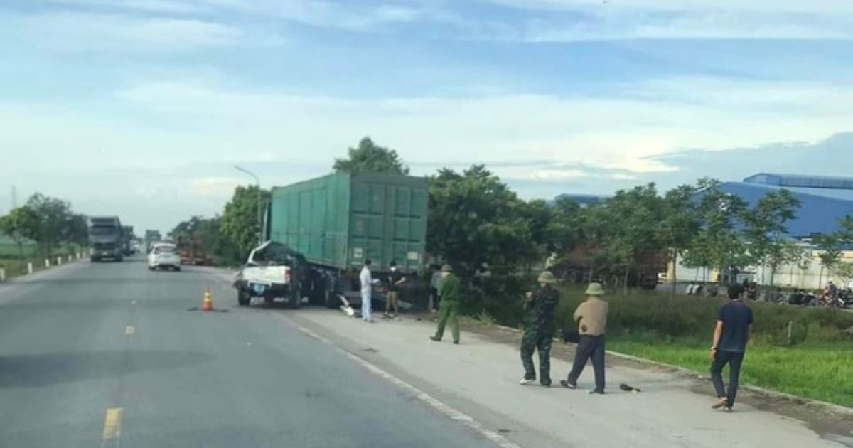 Tai nạn kinh hoàng giữa xe bán tải và container, 5 người thương vong