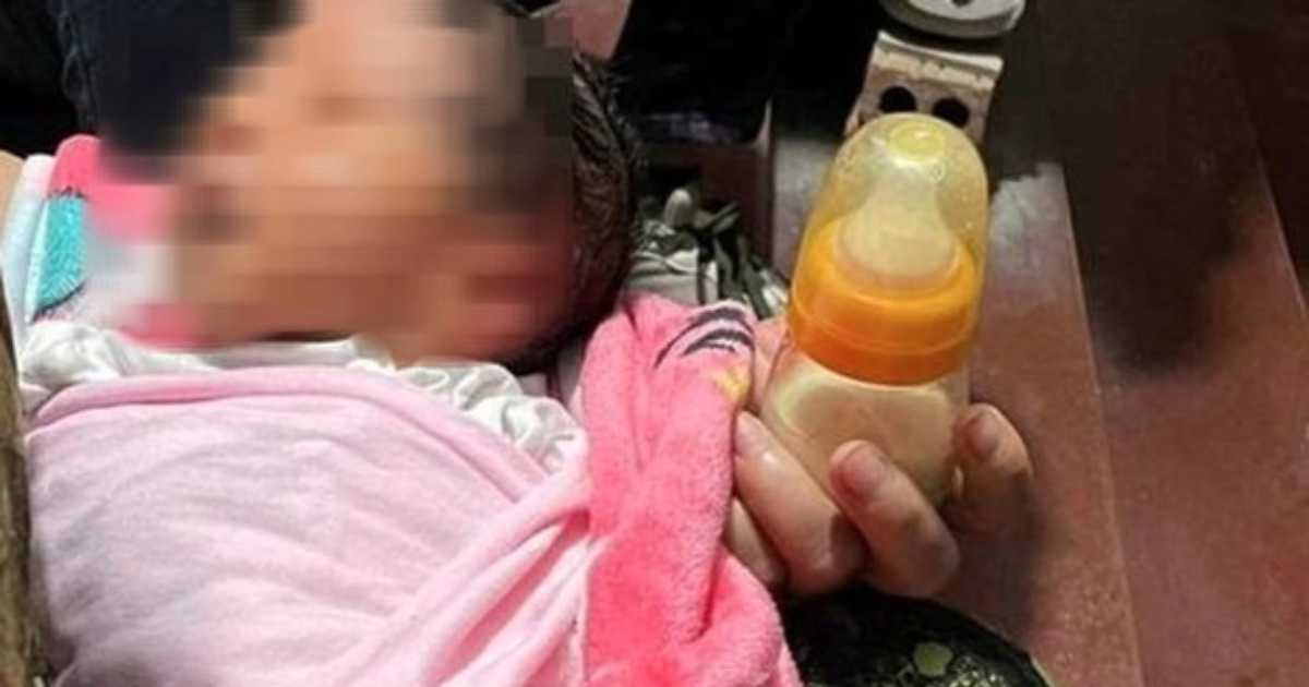Bé trai sơ sinh bị bỏ rơi trước trạm y tế cùng bỉm, sữa