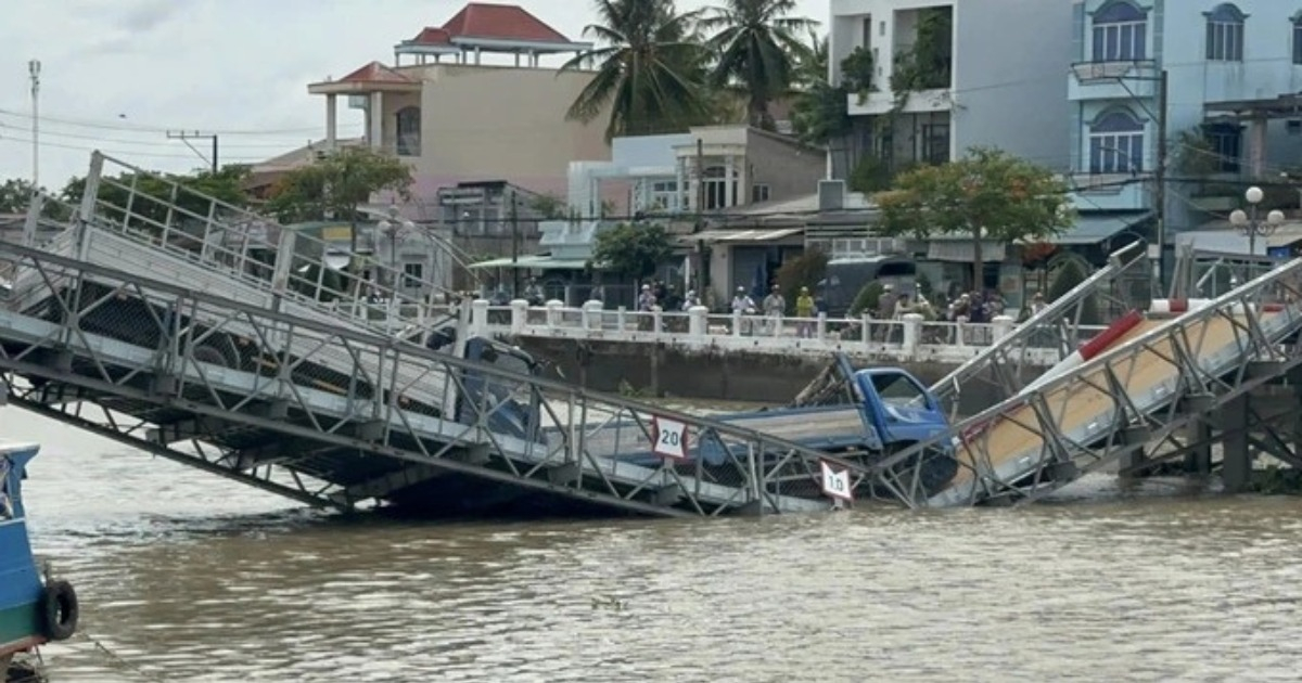 Cầu sập gãy làm đôi khi đang thử tải