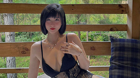 Vợ cựu tiền vệ ĐT Việt Nam diện bikini khoe 3 vòng nóng bỏng
