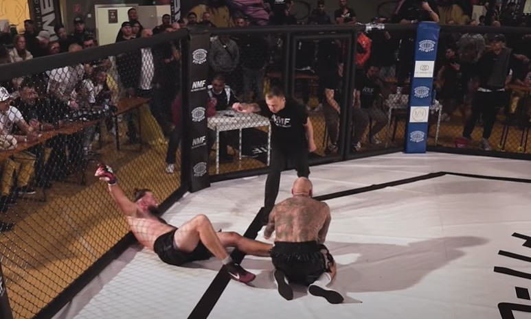 VIDEO: Hai võ sĩ cùng lúc hạ gục đối phương và cái kết không ai ngờ