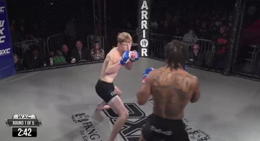 VIDEO: Cao thủ MMA xuất đòn như vũ bão khiến đối thủ "thập tử nhất sinh"